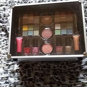 Cameo make up kit new with silver case